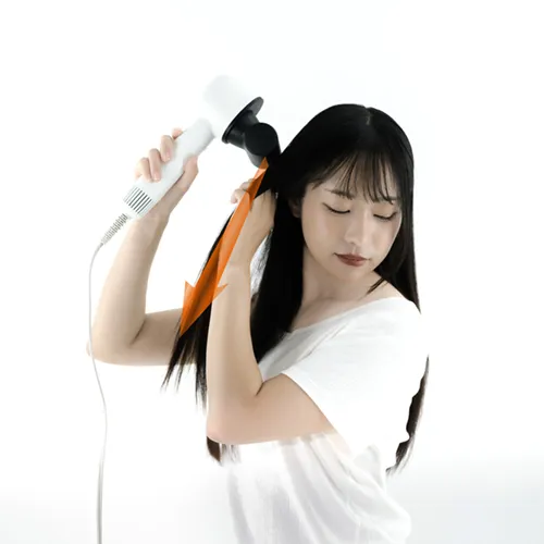 髪をやさしく整えながらツヤのあるストレートヘアへ