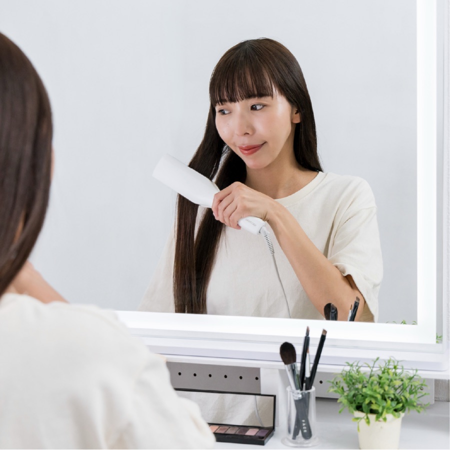 TS800A-Wを使ってスタイリングする女性