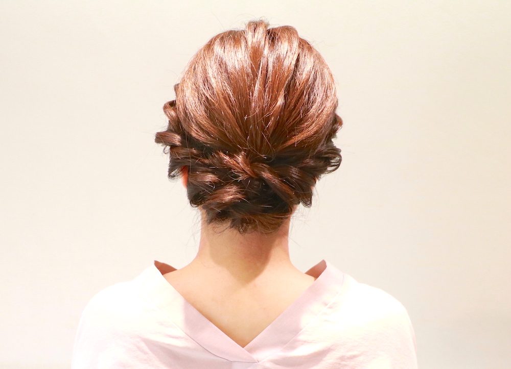 【ミディアムヘアアレンジ】女子会にもぴったり！程よくラフなアップスタイル