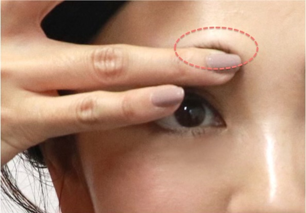 【眉が濃い人向け】眉コームや指を使って眉毛の長さを整える